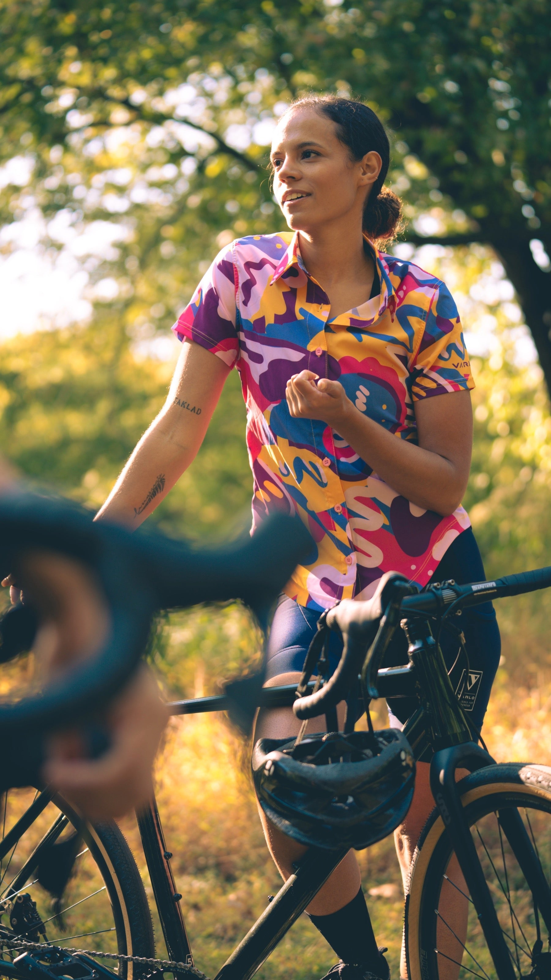 プロトンドパリ グラベルシャツ ネルシャツ M サイクルジャージ Varlo Touring Tech Button Cycling Shirt (Maestro Multi) - Women's