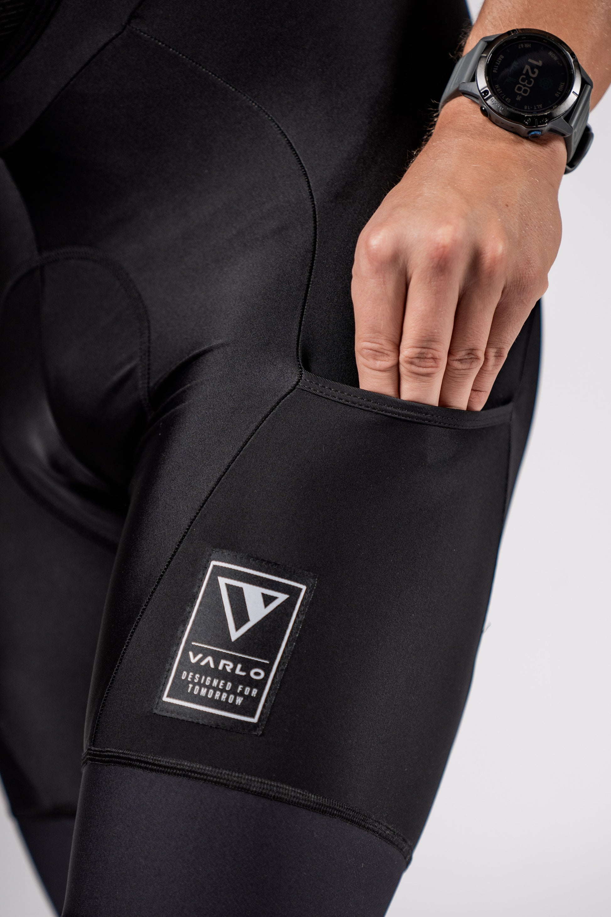 Close up of the front upper leg pocket on the Varlo roam cargo cycling bib shorts.